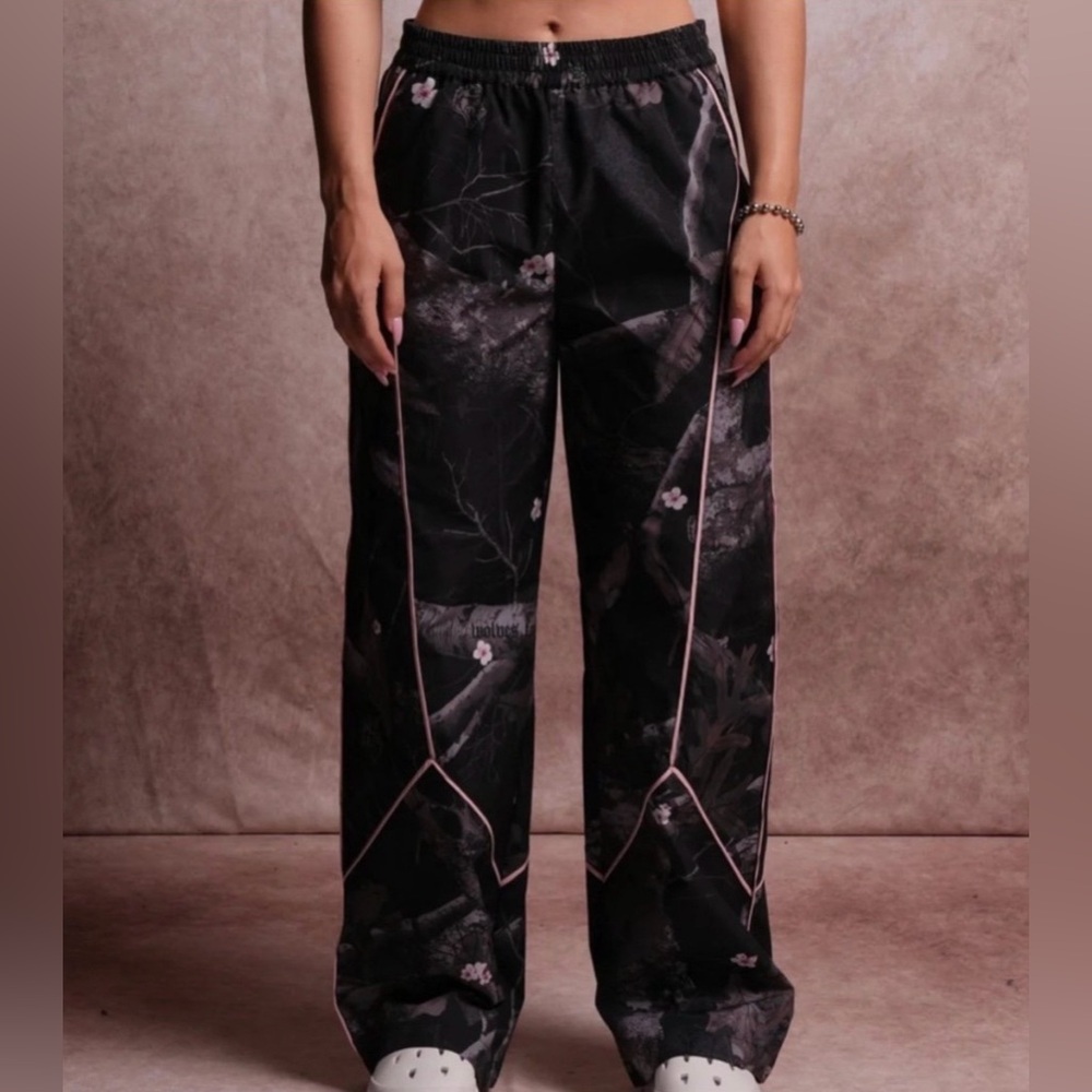 DUAL WOLF SHE QUINN TRACK PANT in DARC BLOSSOM WOODLAND CAMO / CHERRY BLOSSOM 🌸